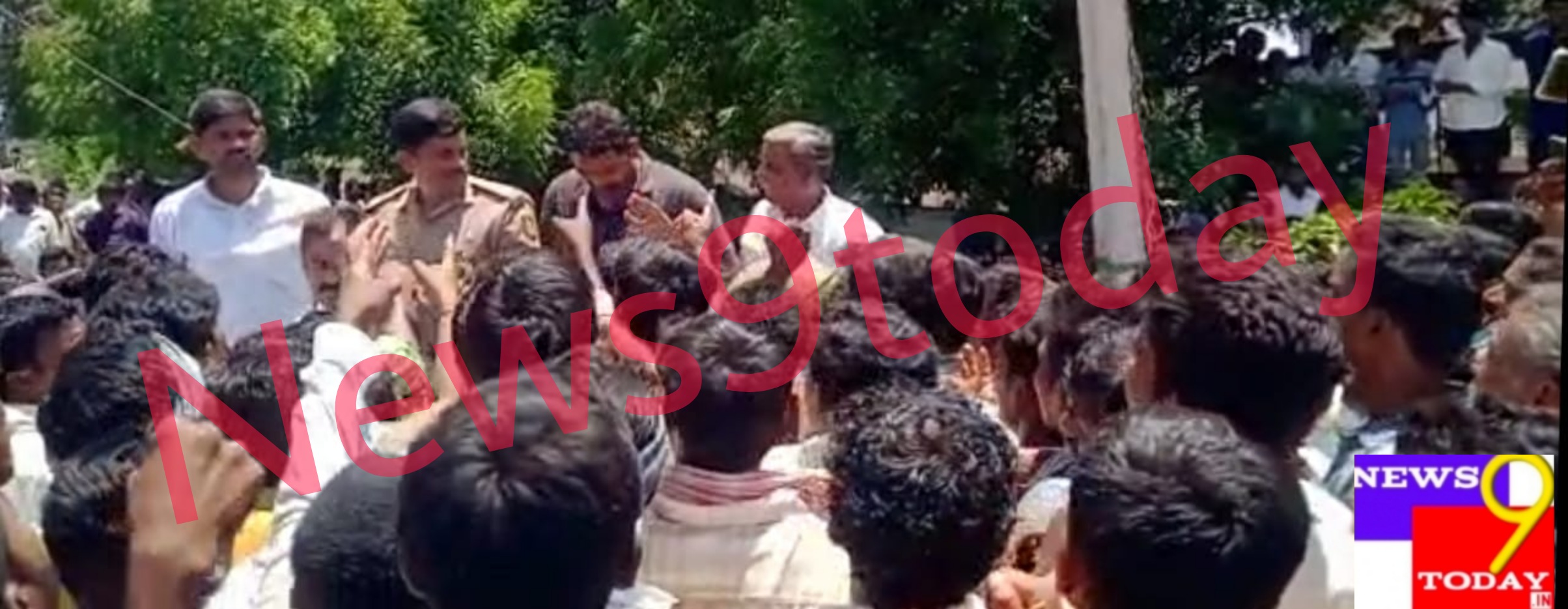 ಪೋಲಿಸರು ಗೆ ಸಾರ್ವಜನಿಕರು ಗೆ ಮಾತಿನ ಚಕಮಕಿ ಗೊಂದಲ ವಾತಾವರಣ.!!ಶವ ರಾಜಕಾರಣಿ ಮಾಡಲು ಹೊರಟಿರುವೇ ಶಾಸಕರ ನಡೆ ಅನುಮಾನಗಳು!!