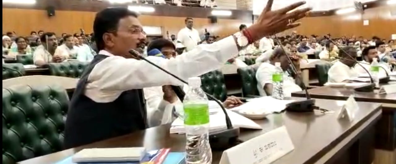 ಸಚಿವರ ಕೆಡಿಪಿ ಸಭೆಯಲ್ಲಿ ವಿದ್ಯುತ್ ಸಮಸ್ಯೆಗಳ ಮೇಲೆ ಶಾಸಕರು ಆಕ್ರೋಶ.