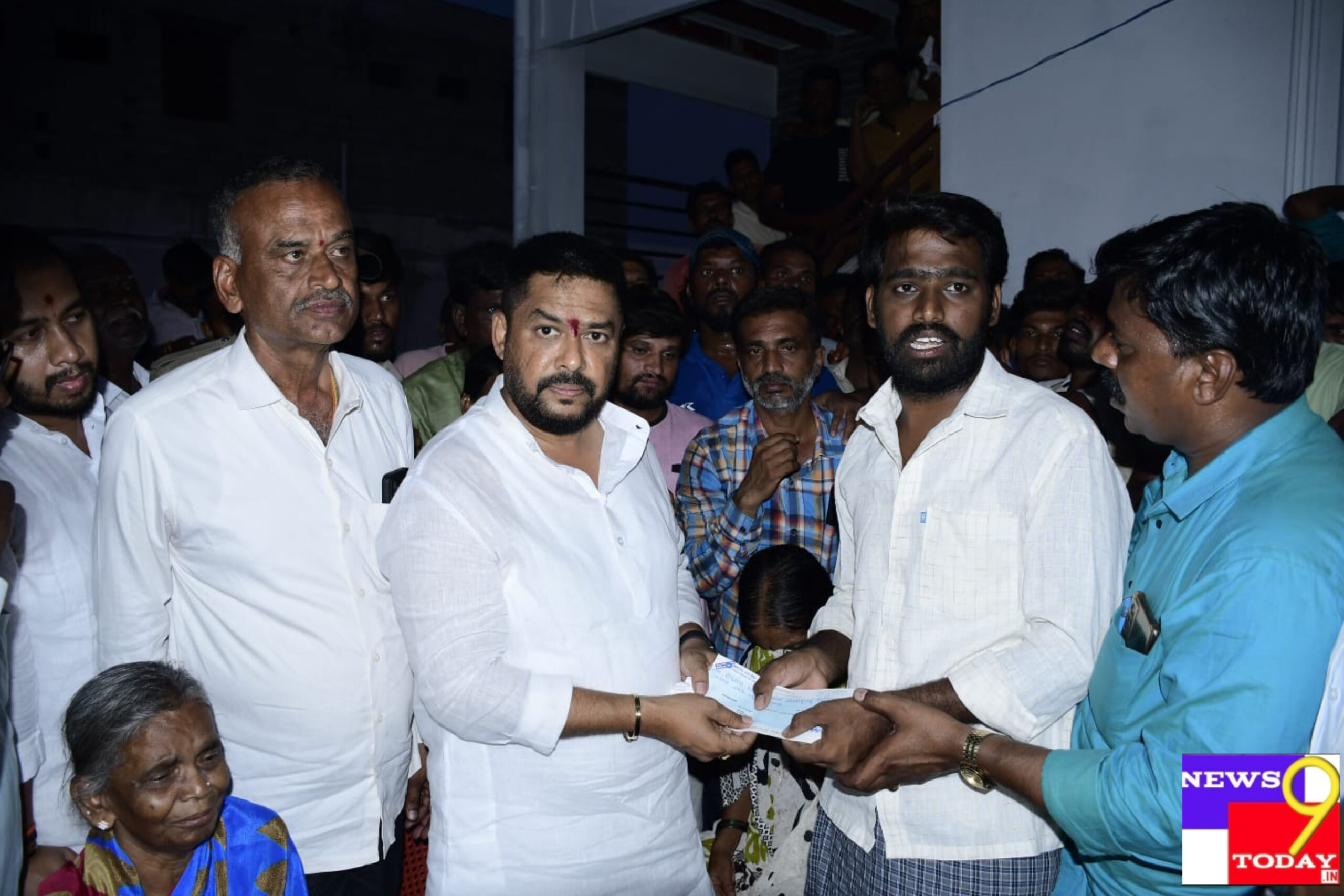 ಮೈಸೂರು ರಸ್ತೆ ಅಪಘಾತ; ಮೃತರ ಕುಟುಂಬಗಳಿಗೆ ಚೆಕ್ ವಿತರಿಸಿದ ಸಚಿವ ನಾಗೇಂದ್ರ