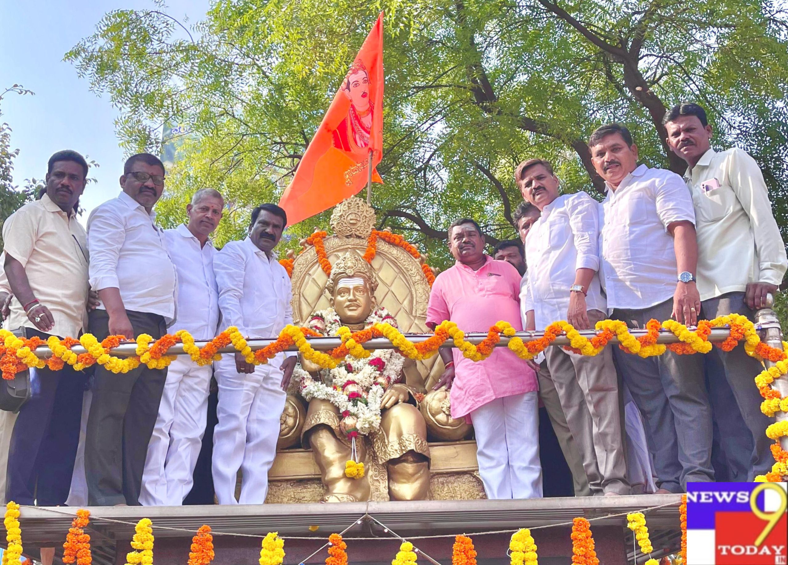 ಪ್ರೊ ಬಿ ಕೃಷ್ಣಪ್ಪ ಸ್ಥಾಪಿತ ಕರ್ನಾಟಕ ದಲಿತ ಸಂಘರ್ಷ ಸಮಿತಿಯ ವತಿಯಿಂದ ಬಸವಣ್ಣ ಪ್ರತಿಮೆಗೆ ಮಾಲಾರ್ಪಣೆ.