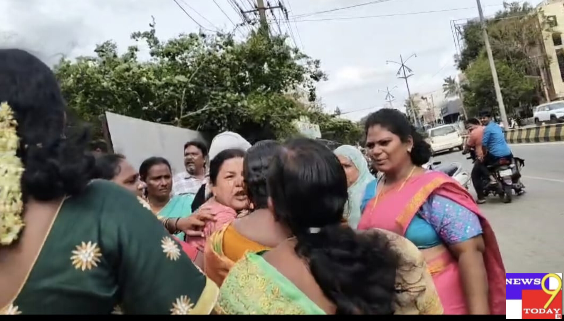 ಕಾಂಗ್ರೆಸ್ ಪಕ್ಷದ ಮಹಿಳೆಯರ ರಂಪಾಟೆ ಬೀದಿಬದಿಗೆ ಬಂದಿದೆ.