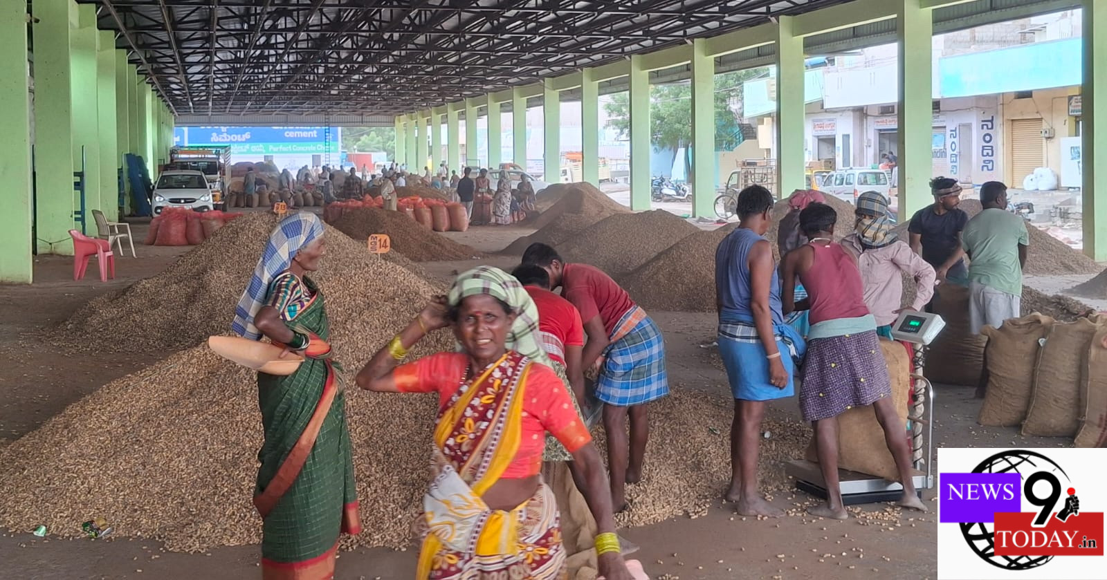 ಬಳ್ಳಾರಿ ಕೃಷಿ ಉತ್ಪನ್ನ ಮಾರುಕಟ್ಟೆಯಲ್ಲಿ ಶೇಂಗಾ ಧರ ನೋಡಿ ರೈತರು ಸಂತೋಷ ವ್ಯಕ್ತ ಪಡಿಸಿದ್ದಾರೆ.