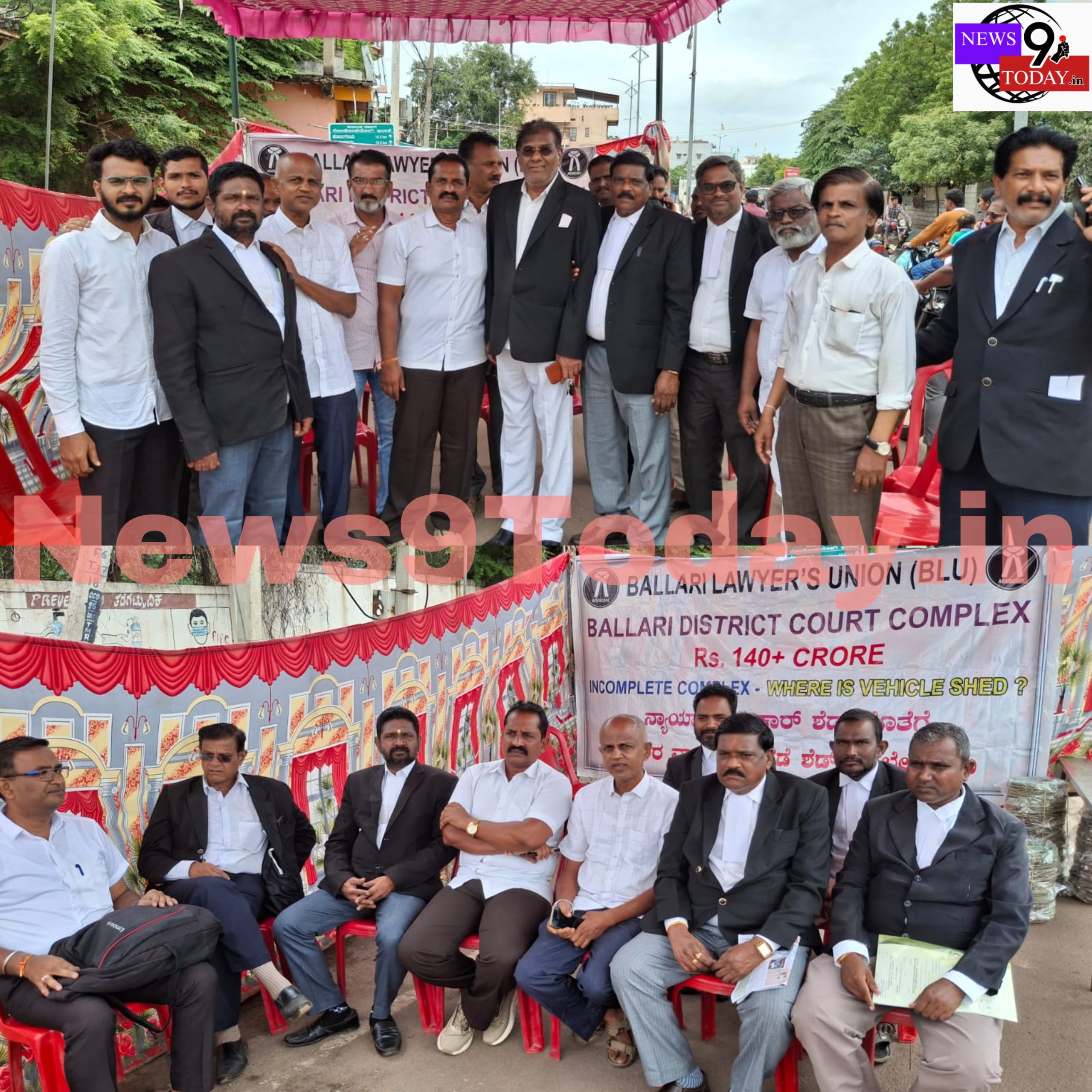 ವಾಹನ ನಿಲುಗಡೆ ಶೆಡ್ ನಿರ್ಮಾಣ ಮಾಡಿ. ಮೂಲಭೂತ ಸೌಲಭ್ಯಗಳು ಹೊದಿಗಿಸಿ ಎಂದು, ನ್ಯಾಯವಾದಿಗಳ ಧರಣಿ.!!