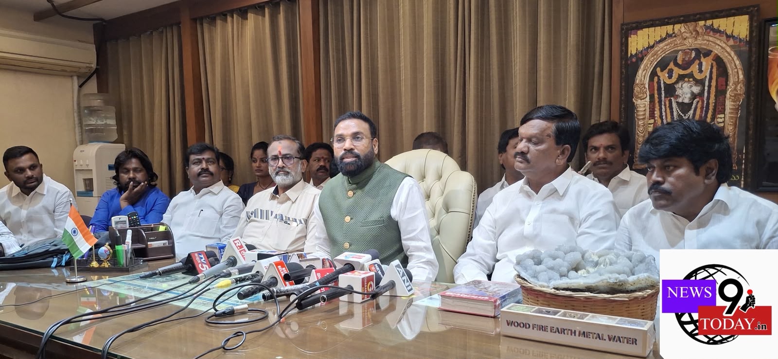 ನಾಗೇಂದ್ರ ರಾಜೀನಾಮೆ ನೀಡುವವರೆಗೂ ಹೋರಾಟ ನಿಲ್ಲದು: ಶ್ರೀರಾಮುಲು. ದಲಿತ ಮಕ್ಕಳ ಹಣ, ವಿದ್ಯಾರ್ಥಿವೇತನದ ಹಣ ದೋಚಿದ್ದೀರಾ?. ಇದಕ್ಕೆ ಜಾತಿ ಬಣ್ಣ ಬೇಡ. ಮೊದಲು ರಾಜೀನಾಮೆ ಕೊಡಿ. ಎಂದು ಮಾಜಿ ಸಚಿವರ ತೀವ್ರ ವಾಗ್ದಾಳಿ. ನಾಗೇಂದ್ರ ರಾಜೀನಾಮೆ ನೀಡುವವರೆಗೂ ಹೋರಾಟ ನಿಲ್ಲದು: ಶ್ರೀರಾಮುಲು. ದಲಿತ ಮಕ್ಕಳ ಹಣ, ವಿದ್ಯಾರ್ಥಿವೇತನದ ಹಣ ದೋಚಿದ್ದೀರಾ?. ಇದಕ್ಕೆ ಜಾತಿ ಬಣ್ಣ ಬೇಡ. ಮೊದಲು ರಾಜೀನಾಮೆ ಕೊಡಿ. ಎಂದು ಮಾಜಿ ಸಚಿವರ ತೀವ್ರ ವಾಗ್ದಾಳಿ.