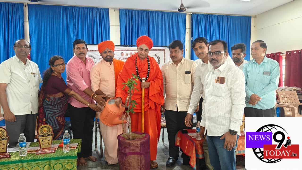 ಸಾಮಾನ್ಯರ ಬದುಕಿಗೆ ಸ್ಪಂಧಿಸುವ ಹಾಗೂ ಸಮಾಜದ ಅಂಕುಡೊಕು ತಿದ್ದುವ ಪತ್ರಕರ್ತರು ಅನೇಕ ತೊಂದರೆ ಅನುಭವಿಸುತ್ತಿದ್ದಾರೆ. ಸಾಮಾನ್ಯರ ಬದುಕಿಗೆ ಸ್ಪಂಧಿಸುವ ಹಾಗೂ ಸಮಾಜದ ಅಂಕುಡೊಕು ತಿದ್ದುವ ಪತ್ರಕರ್ತರು ಅನೇಕ ತೊಂದರೆ ಅನುಭವಿಸುತ್ತಿದ್ದಾರೆ.