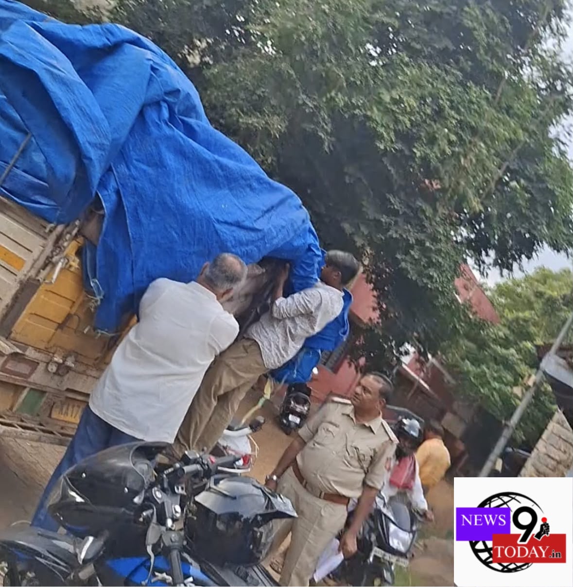 ಪಡಿತರ ಅಕ್ಕಿ ಎಂದು ಜೋಳ ವಾಹನವನ್ನು ಠಾಣೆಗೆ ತಂದ ಪೊಲೀಸರು!!. ಬೇಸರಗೊಂಡ ಮಾಲೀಕರು. ಪಡಿತರ ಅಕ್ಕಿ ಎಂದು ಜೋಳ ವಾಹನವನ್ನು ಠಾಣೆಗೆ ತಂದ ಪೊಲೀಸರು!!. ಬೇಸರಗೊಂಡ ಮಾಲೀಕರು.
